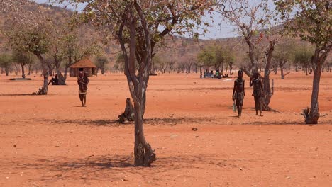 Pequeña-Aldea-Africana-Pobre-Himba-En-La-Frontera-De-Namibia-Y-Angola-Con-Chozas-De-Barro-Y-Niños-2