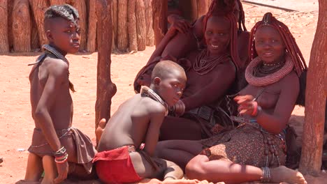 Hermosas-Mujeres-Tribales-Himba-Sentarse-A-La-Sombra-En-Una-Aldea-En-La-Frontera-De-Namibia-Y-Angola