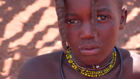 Schöne-Arme-Afrikanische-Kinder-Himba-stämme-Porträt-Schauen-In-Die-Kamera-In-Namibia-Oder-Angola-1ola