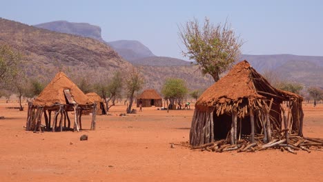 Kleines-Armes-Afrikanisches-Himba-Landdorf-An-Der-Grenze-Zu-Namibia-Angola-Mit-Lehmhütten-Ziegen-Und-Kinder