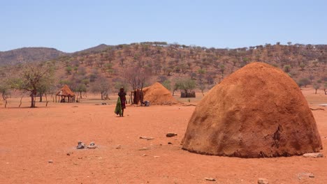 Small-poor-African-Himba-rural-village-on-the-Namibia-Angola-border-with-mud-huts-goats-and-niños-2