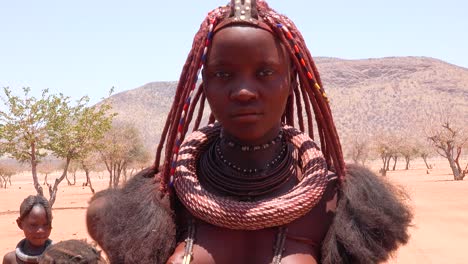 Close-up-portrait-of-a-Himba-tribal-woman-with-large-necklace-and-amazing-braided-and-mud-dried-dreadlocks-hairstyle