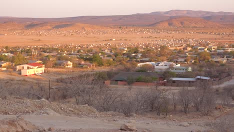 Eröffnungsaufnahme-Der-Himba-Stammesstadt-Opuwo-Im-Norden-Namibias