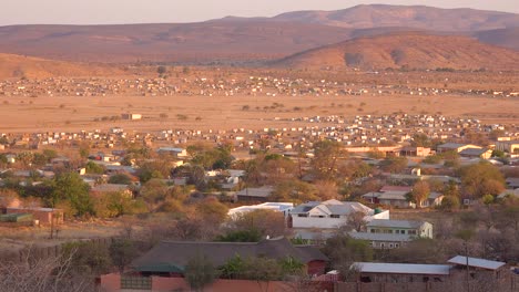 Eröffnungsaufnahme-Der-Himba-Stammesstadt-Opuwo-Im-Norden-Namibias-1