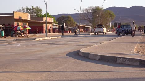 Opuwo-Namibia-Dorfstraße-Und-Verkehr-Mit-Geschäften-Und-Fußgängern