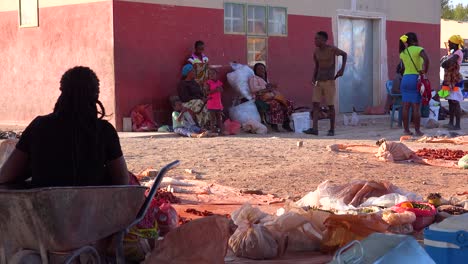 Los-Ciudadanos-Africanos-Pobres-Compran-En-Un-Mercado-Callejero-Básico-De-África-En-Opuwo-Namibia
