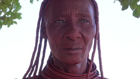 Extreme-Close-Up-Retrato-De-Una-Mujer-Africana-Tribal-Himba-Rostro-Con-Rastas-De-Barro-Anillo-De-Pelo-Y-Joyería