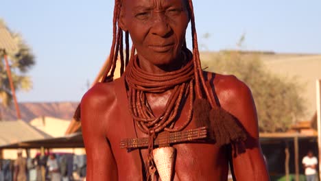 Inclinar-Hacia-Arriba-El-Retrato-De-Una-Mujer-Africana-Tribal-Himba-Rostro-Con-Pelo-Rastas-De-Barro-Y-Anillo-De-Joyería-Para-El-Cuello