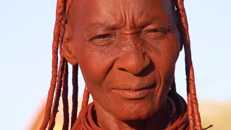 Extreme-Close-Up-Retrato-De-Una-Mujer-Africana-Tribal-Himba-Rostro-Con-Rastas-De-Barro-Y-Cabello-Anillo-De-Joyería-1