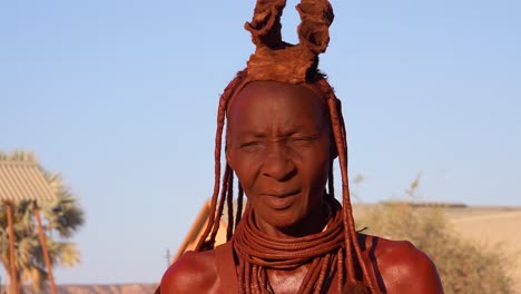 Close-Up-Retrato-De-Una-Mujer-Africana-Tribal-Himba-Rostro-Con-Rastas-De-Barro-Y-Joyas-De-Anillo-Para-El-Cabello-Y-El-Cuello