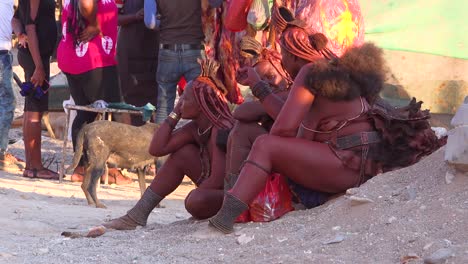 Tres-Mujeres-Tribales-Himba-Se-Sientan-Junto-A-La-Carretera-En-La-Ciudad-Comercial-De-Opuwo-Namibia-Con-Increíbles-Peinados-Empapados-En-Barro-Trenzado-Y-Rastas