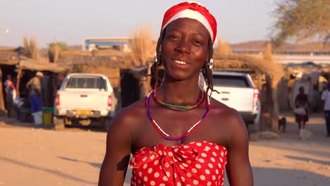 Sonriente-Mujer-Tribal-Africana-Retrato-De-Cerca-En-Una-Región-De-La-Tribu-Himba-De-Opuwo,-Namibia