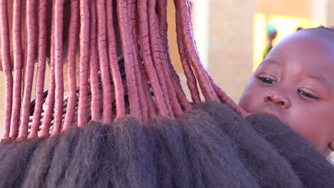 Una-Mujer-Tribal-Himba-Muestra-Su-Peinado-Dreadlock-Apelmazado-De-Barro-Trenzado-En-Un-Mercado-En-Opuwo-Namibia-2