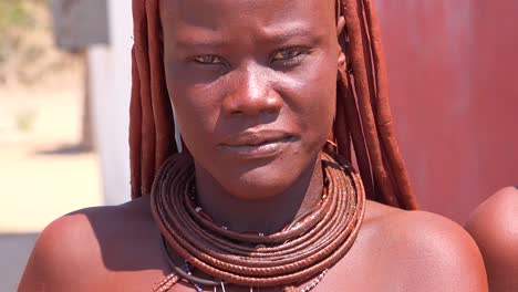 Hermoso-Rostro-De-Mujer-Tribal-Africana-Himba-Con-Peinado-De-Barro-Y-Rastas-Y-Collares-Redondos