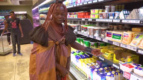 Astonishing-shot-of-tribal-African-Himba-woman-shopping-in-a-modern-supermarket-in-Opuwa-Namibia-contrast-of-old-and-modern-life-2