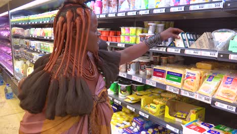 Astonishing-shot-of-tribal-African-Himba-woman-shopping-in-a-modern-supermarket-in-Opuwa-Namibia-contrast-of-old-and-modern-life-3