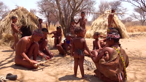 Afrikanische-San-Stammes-Buschmänner-Familie-In-Ihren-Hütten-In-Einem-Kleinen-Primitiven-Dorf-In-Namibia-Afrika-1