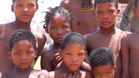 Schöne-Afrikanische-San-Stammesangehörigen-Buschmänner-Familienporträt-Mit-Kindern-Native-Gesichter-Profil