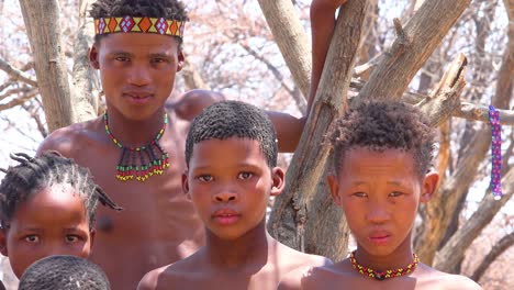 Schöne-Afrikanische-San-Stammesangehörigen-Buschmänner-Familienporträt-Mit-Kindern-Native-Gesichter-Profil-1