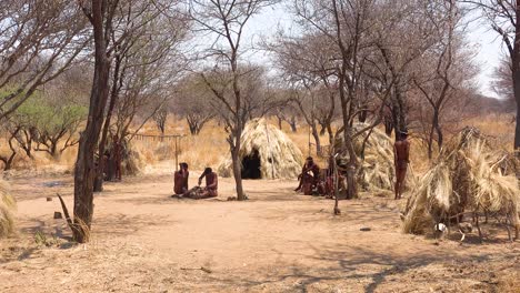 Afrikanische-San-Stammes-Buschmänner-Familie-In-Ihren-Hütten-In-Einem-Kleinen-Primitiven-Dorf-In-Namibia-Afrika-2