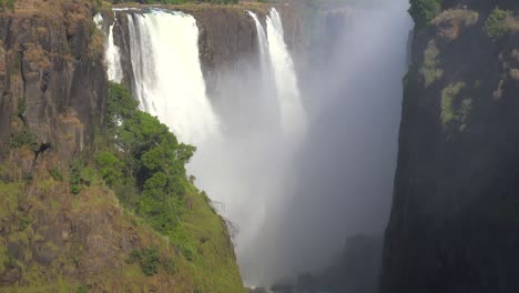 Hermosa-Toma-De-Establecimiento-De-Las-Cataratas-Victoria-Desde-El-Lado-De-Zimbabwe-De-La-Cascada-Africana