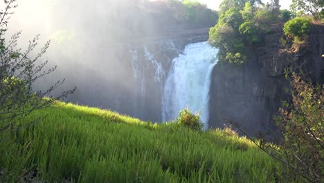 Victoria-Falls-Con-Vegetación-Verde-En-Primer-Plano-Desde-El-Lado-De-Zimbabwe-De-La-Cascada-Africana