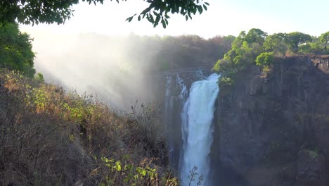 Victoria-Falls-Nebel,-Der-Im-Vordergrund-Von-Der-Simbabwe-Seite-Des-Afrikanischen-Wasserfalls-Aufsteigt