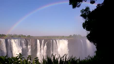 Schöne-Einspielung-Mit-Regenbogen-über-Victoria-Falls-Von-Der-Simbabwe-Seite-Des-Afrikanischen-Wasserfalls-1