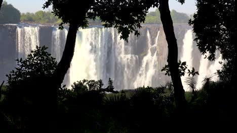 Hermosa-Toma-De-Establecimiento-De-Las-Cataratas-Victoria-Y-La-Jungla-Desde-El-Lado-De-Zimbabwe-De-La-Cascada-Africana