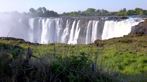 Victoria-Falls-Mit-Grüner-Vegetation-Im-Vordergrund-Von-Der-Simbabwe-Seite-Des-Afrikanischen-Wasserfalls-1