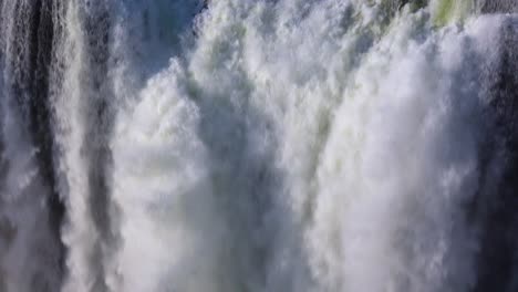 Nahaufnahme-Von-Victoria-Falls-Mit-Wasser,-Das-Von-Der-Simbabwe-Seite-Des-Afrikanischen-Wasserfalls-Fällt?