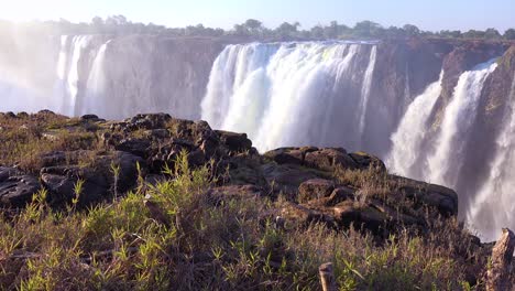 Victoria-Falls-Nebel,-Der-Im-Vordergrund-Von-Der-Simbabwe-Seite-Des-Afrikanischen-Wasserfalls-Aufsteigt-2