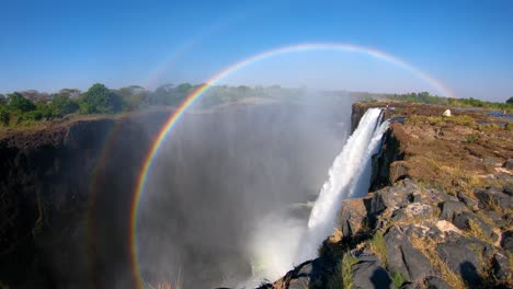 Los-Turistas-Se-Reúnen-En-La-Piscina-Del-Diablo,-En-El-Borde-De-Las-Cataratas-Victoria,-Zambia-Para-Echar-Un-Vistazo-Al-Borde-De-Las-Cascadas-1