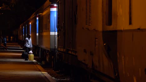 Passagiere-Besteigen-Einen-Nachtzug-Durch-Afrika,-Der-An-Einem-Bahnhof-In-Simbawbwe-Anhält