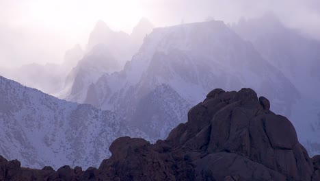 Schöne-Wolkenformationen-über-Mt-Whitney-In-Den-Bergen-Der-Sierra-Nevada-Im-Winter-2