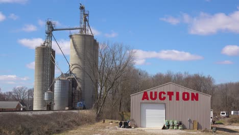 Ein-Auktionshaus-In-Einem-Industriegebiet-Einer-Kleinen-Stadt-Im-Mittleren-Westen-Der-USA