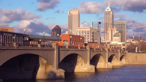 Beautiful-establishing-shot-of-Indianapolis-Indiana-with-bridge-and-the-White-Río-foreground