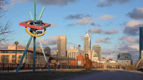 Beautiful-establishing-shot-of-Indianapolis-Indiana-with-modern-sculpture-foreground