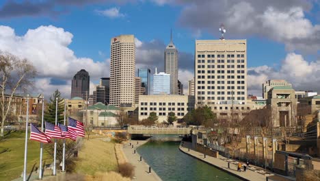 Establishing-vista-aérea-drone-shot-of-downtown-city-skyline-and-riverfront-walk-Indianapolis-Indiana-1