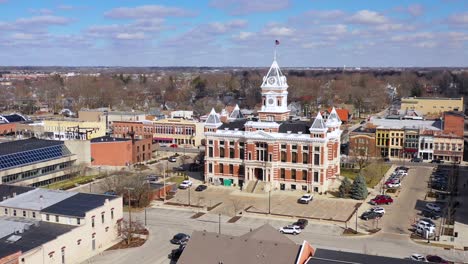 Antenne-über-Franklin-Indiana,-Einer-Malerischen-Stadt-Im-Mittleren-Westen-Der-USA-Mit-Einem-Hübschen-Zentralen-Gerichtsgebäude-3