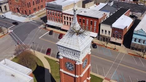 Vista-Aérea-of-a-tree-growing-out-of-the-top-of-a-county-courthouse-in-Greensburg-Indiana-3