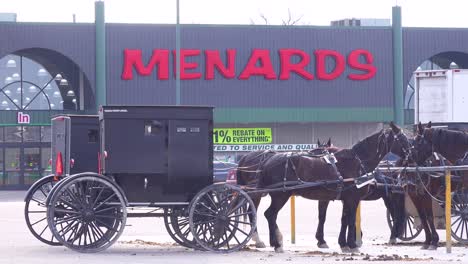 Amish-Carruajes-De-Caballos-Y-Buggy-Sentarse-Fuera-De-Un-Hipermercado-De-Mejoras-Para-El-Hogar-De-Menard