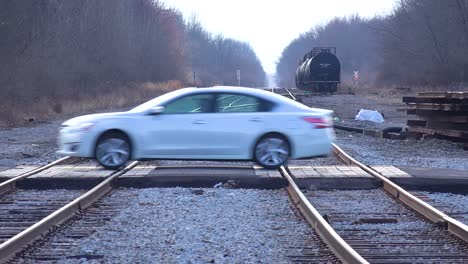 Teleaufnahmen-Entlang-Einer-Alten-Eisenbahnlinie-Mit-Öltankwagen-In-Der-Ferne-Deuten-Auf-Industrielle-Aufgabe-Hin