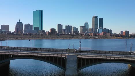 Antenne,-Die-Die-Skyline-Der-Stadt-Von-Boston,-Massachusetts,-Mit-Longfellow-Bridge-Und-Fahrzeugverkehr-überquert