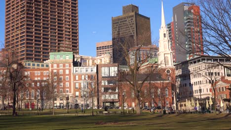 El-Centro-De-Boston,-Massachusetts,-Con-Boston-Common-Park-E-Iglesia.