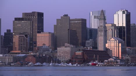 Skyline-Von-Downtown-Boston,-Massachusetts-Mit-Wassertaxi-Bei-Nacht-Oder-Dämmerung-1