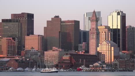 Skyline-Von-Downtown-Boston,-Massachusetts-Mit-Wassertaxi-Bei-Sonnenuntergang-Oder-Sonnenaufgang