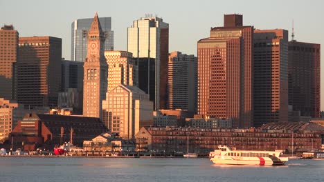 Skyline-Von-Downtown-Boston,-Massachusetts-Mit-Wassertaxi-Bei-Sonnenuntergang-Oder-Sonnenaufgang-2