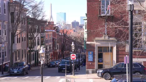 Aufnahme-Von-Wohnungen-Und-Straßen-Auf-Bunker-Hill-Boston-Massachusetts-Mit-Leonard-P-Zakim-Bunker-Hill-Memorial-Bridge-Hintergrund-2