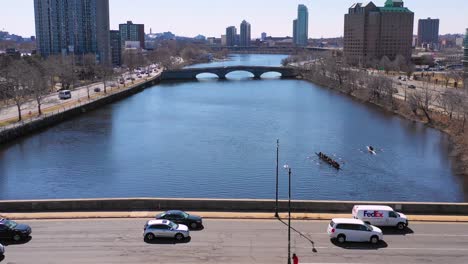 Vista-Aérea-over-bridges-on-the-Charles-Río-near-Harvard-University-campus-with-scullers-crew-rowing-on-the-río